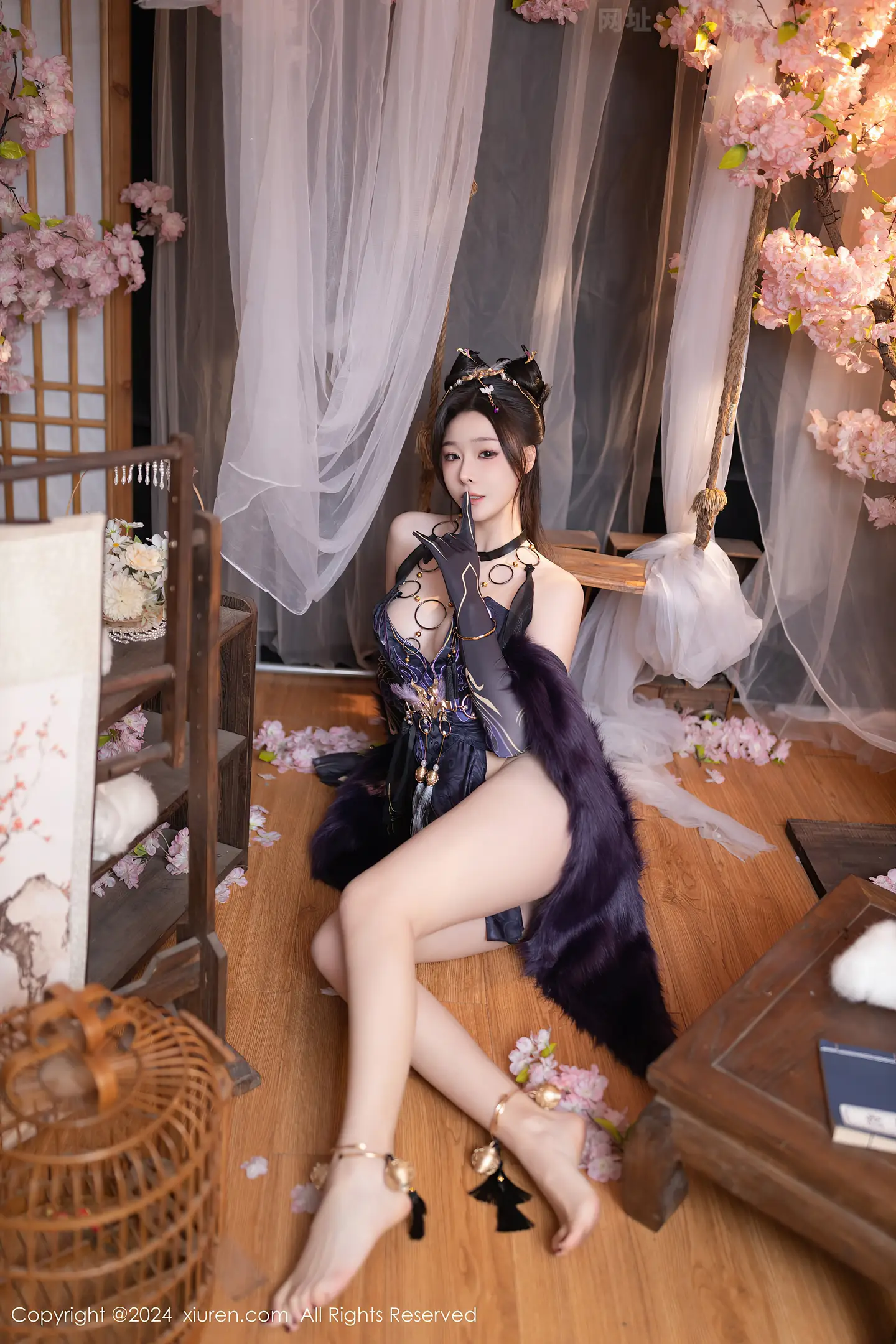 图片[5]-[XiuRen秀人网]VOL.8232 模特小逗逗性感紫色情趣旗袍服饰半脱秀曼妙身姿惹火诱惑写真80P-秀人网官方网站